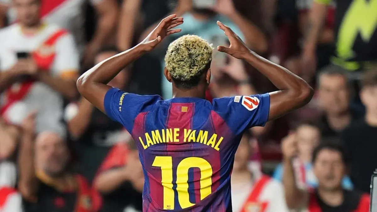 Lamine Yamal playing for Barcelona.