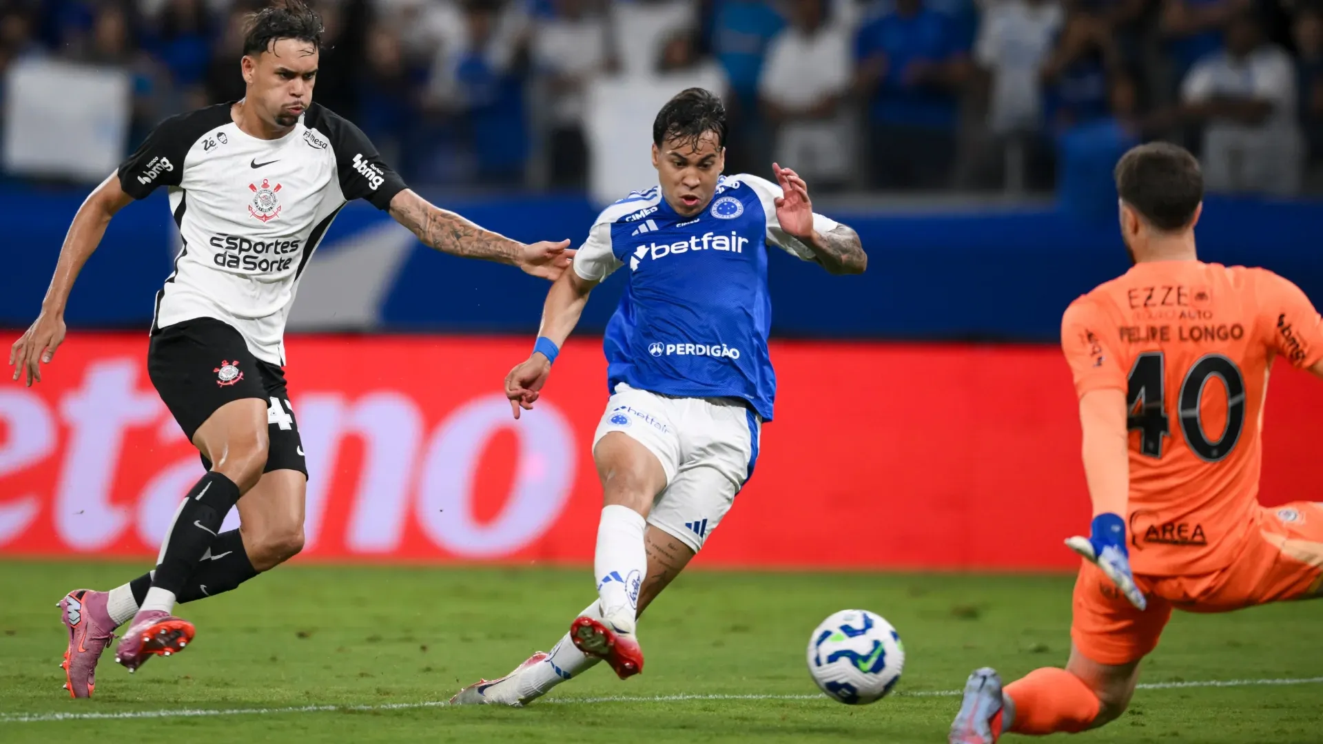 Cruzeiro's Kaio Jorge shooting a ball
