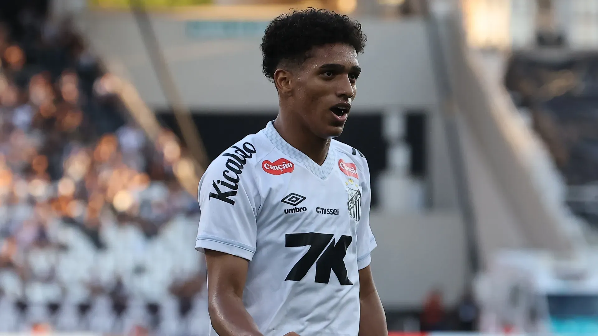 Souza of Santos celebrating.